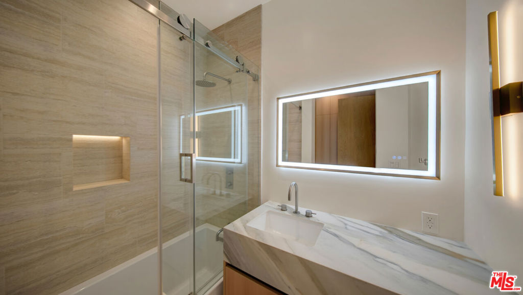 8765 Hollywood Property Photo 18