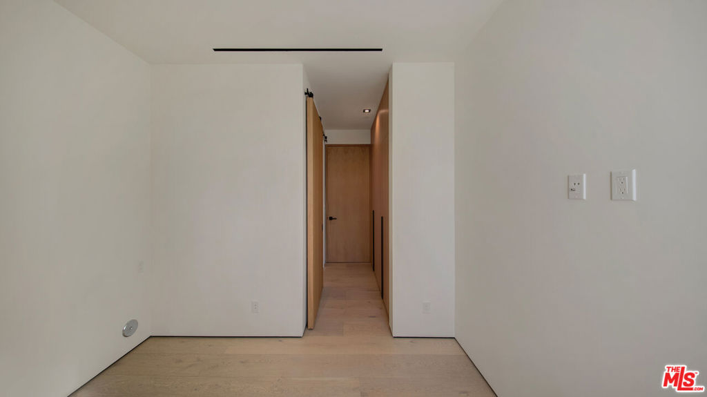 8765 Hollywood Property Photo 19