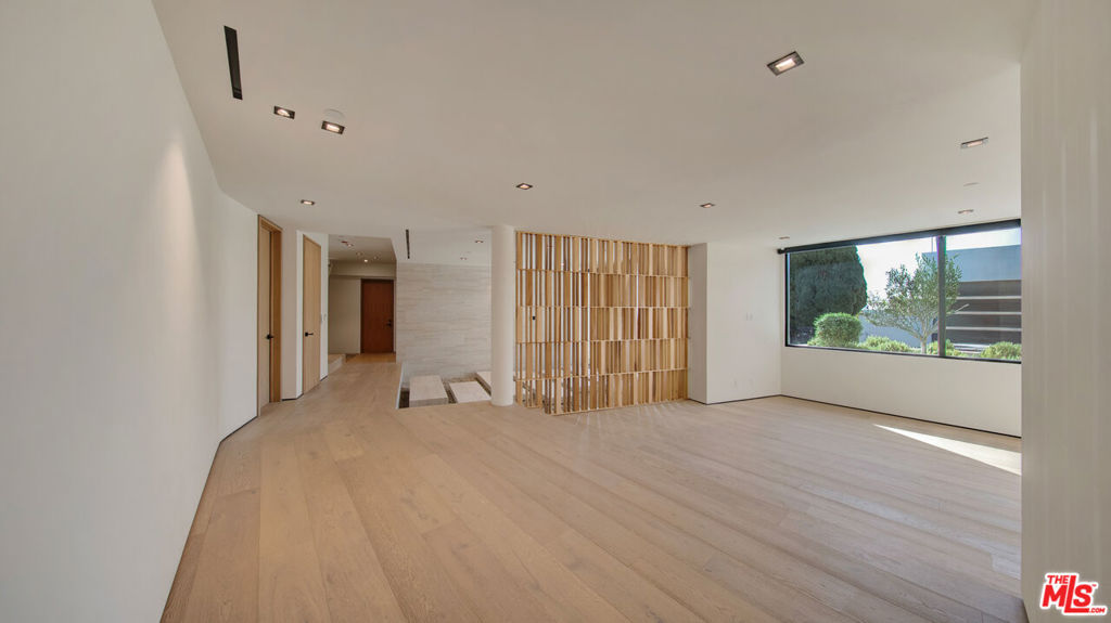 8765 Hollywood Property Photo 21