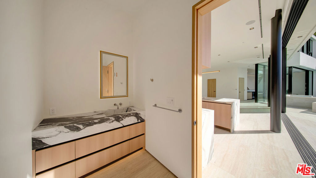8765 Hollywood Property Photo 30