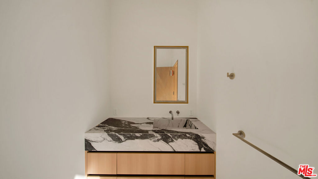 8765 Hollywood Property Photo 31