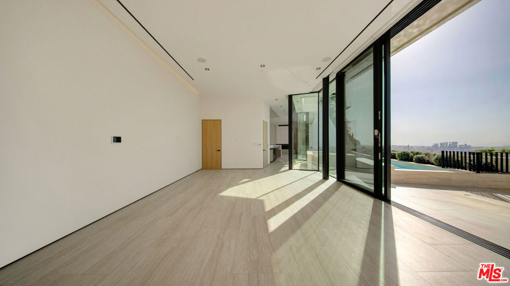 8765 Hollywood Property Photo 32