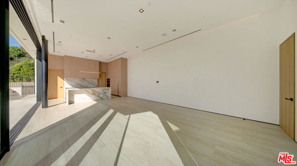 8765 Hollywood Property Photo 33