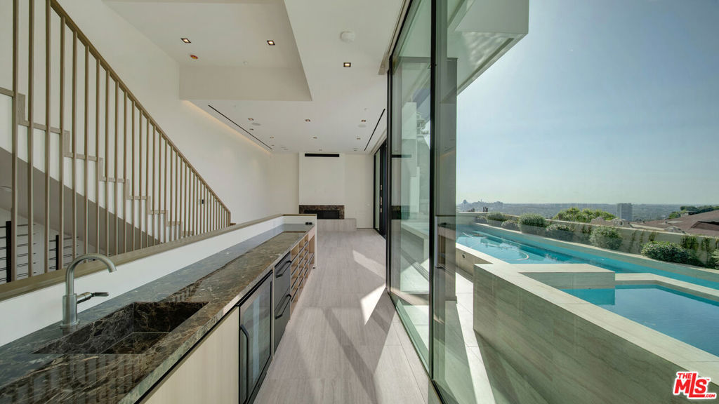 8765 Hollywood Property Photo 35