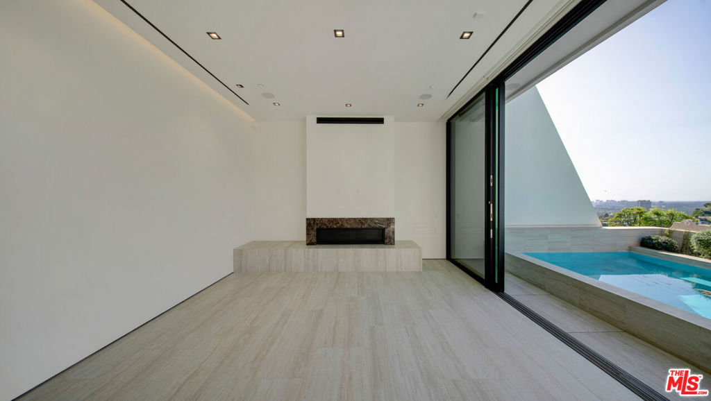 8765 Hollywood Property Photo 38