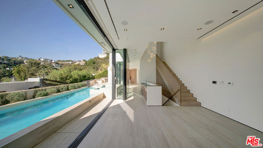 8765 Hollywood Property Photo 39