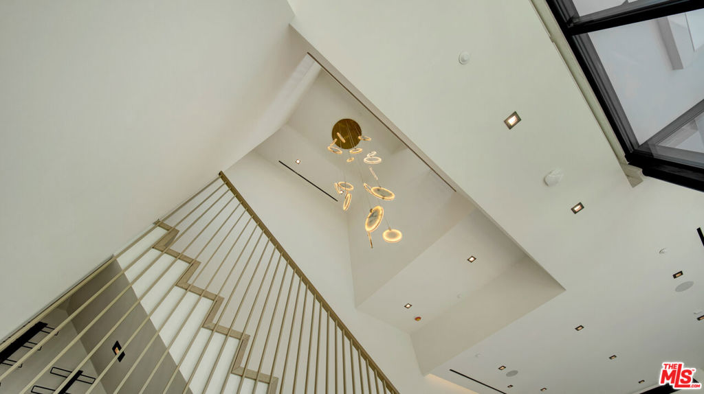 8765 Hollywood Property Photo 40
