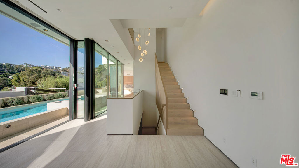 8765 Hollywood Property Photo 41