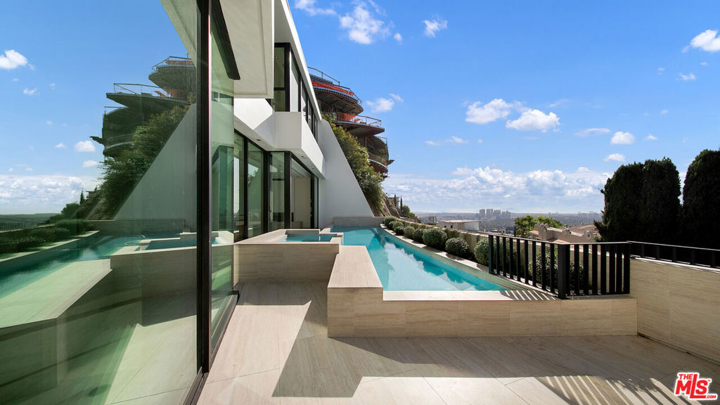 8765 Hollywood Property Photo 42