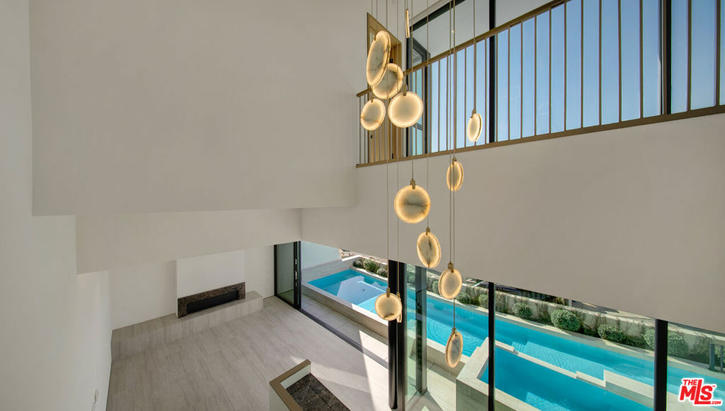 8765 Hollywood Property Photo 43