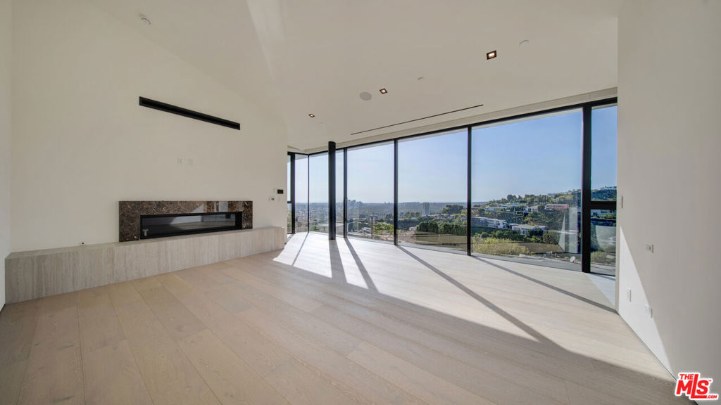 8765 Hollywood Property Photo 44