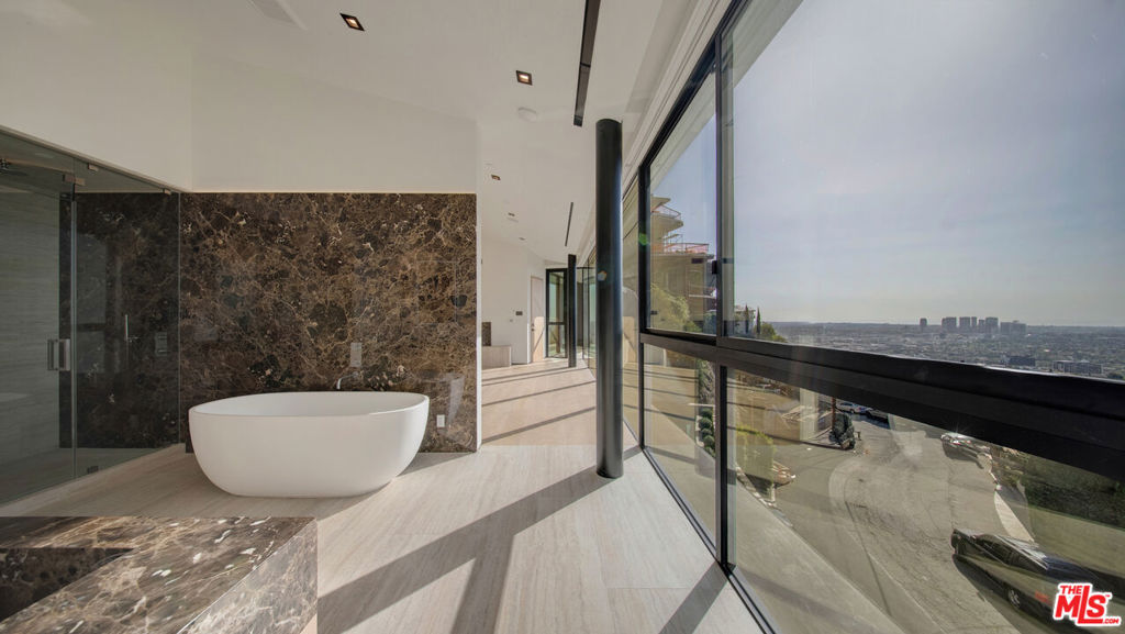 8765 Hollywood Property Photo 45