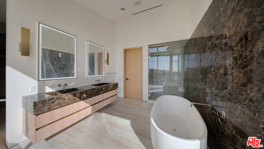 8765 Hollywood Property Photo 46