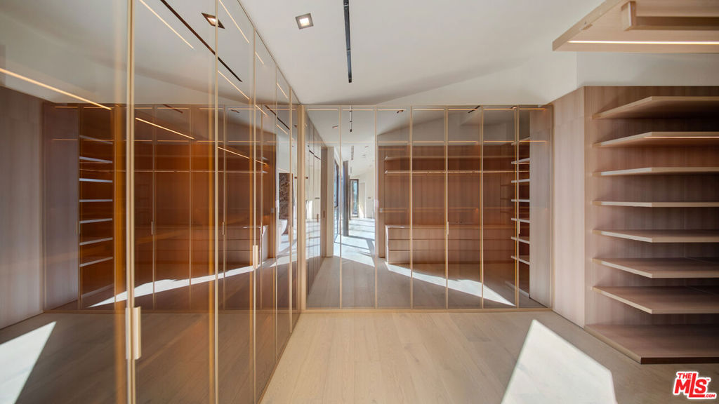8765 Hollywood Property Photo 48