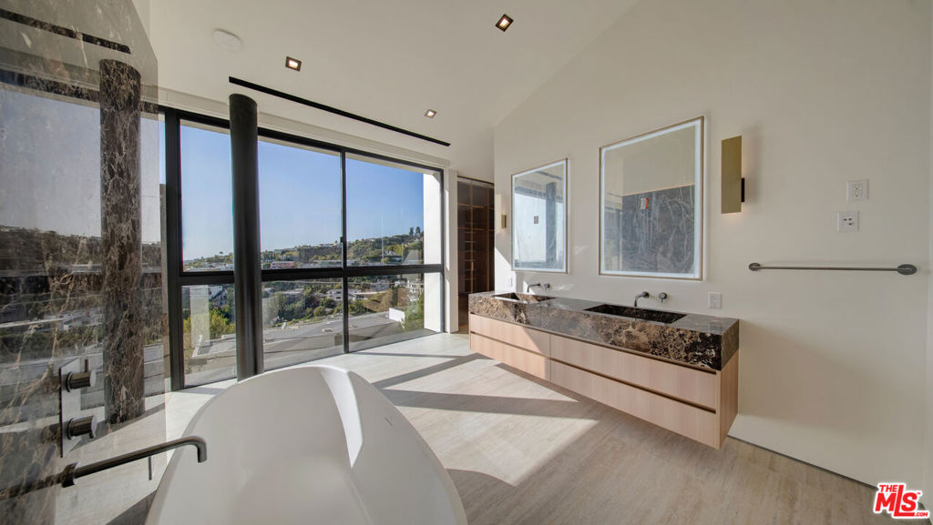 8765 Hollywood Property Photo 49