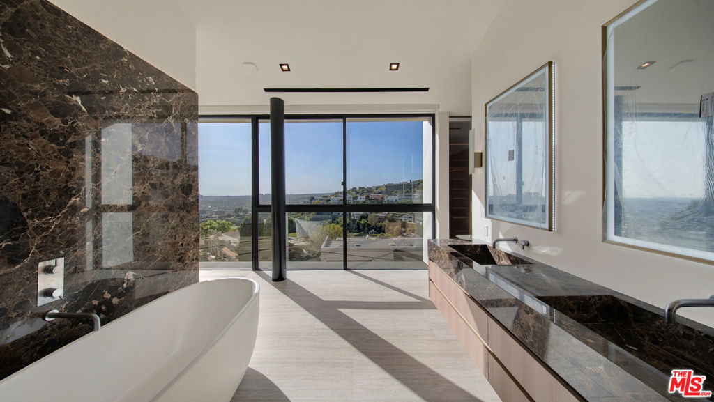 8765 Hollywood Property Photo 50