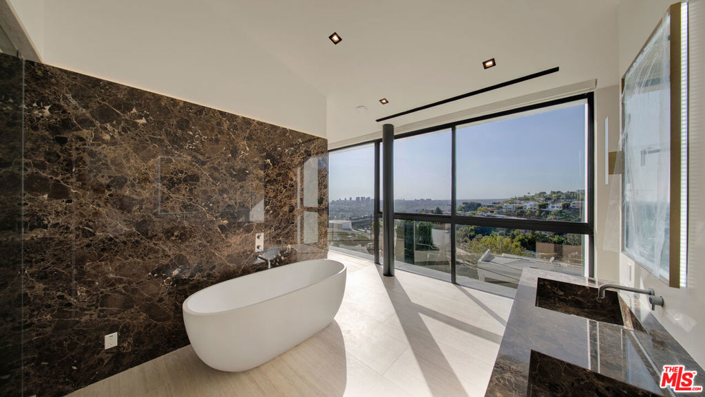 8765 Hollywood Property Photo 51