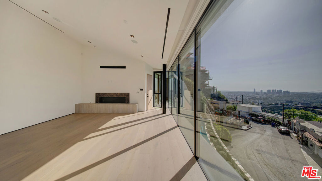 8765 Hollywood Property Photo 52