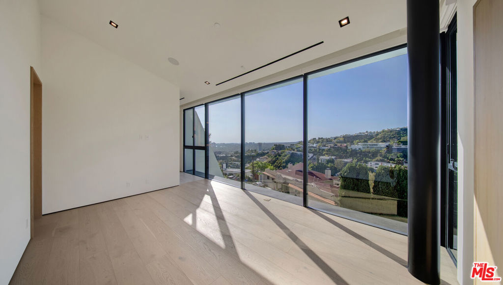 8765 Hollywood Property Photo 55