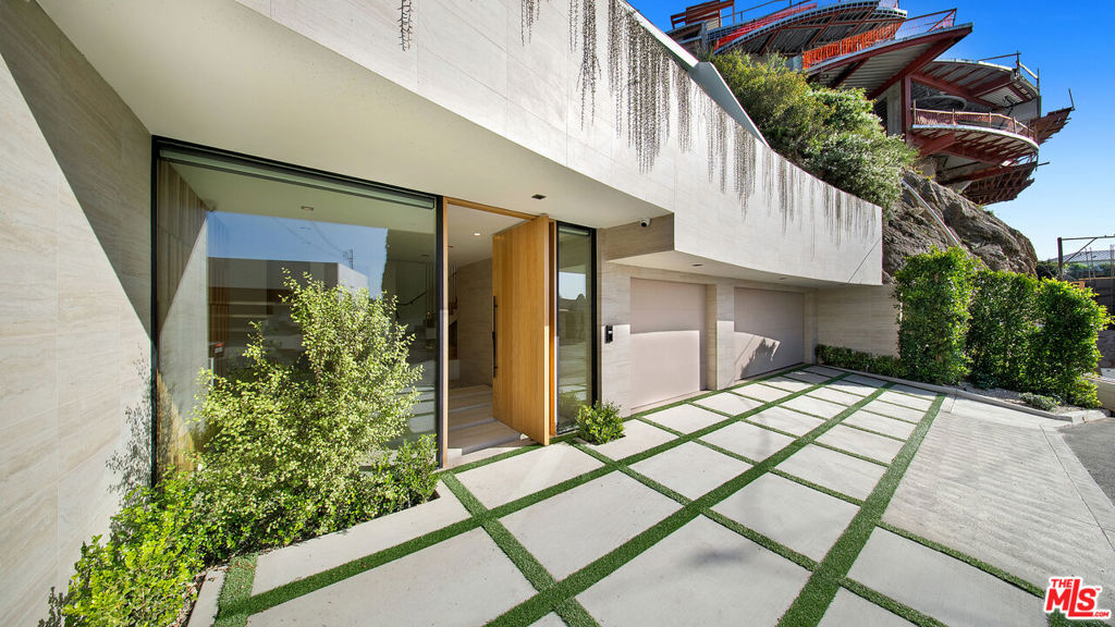 8765 Hollywood Property Photo 56