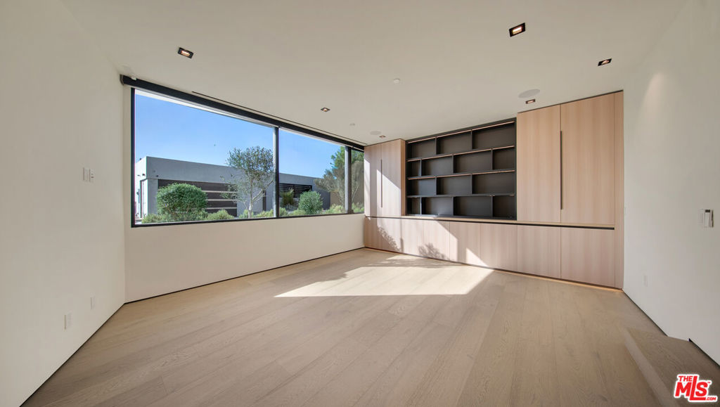 8765 Hollywood Property Photo 61