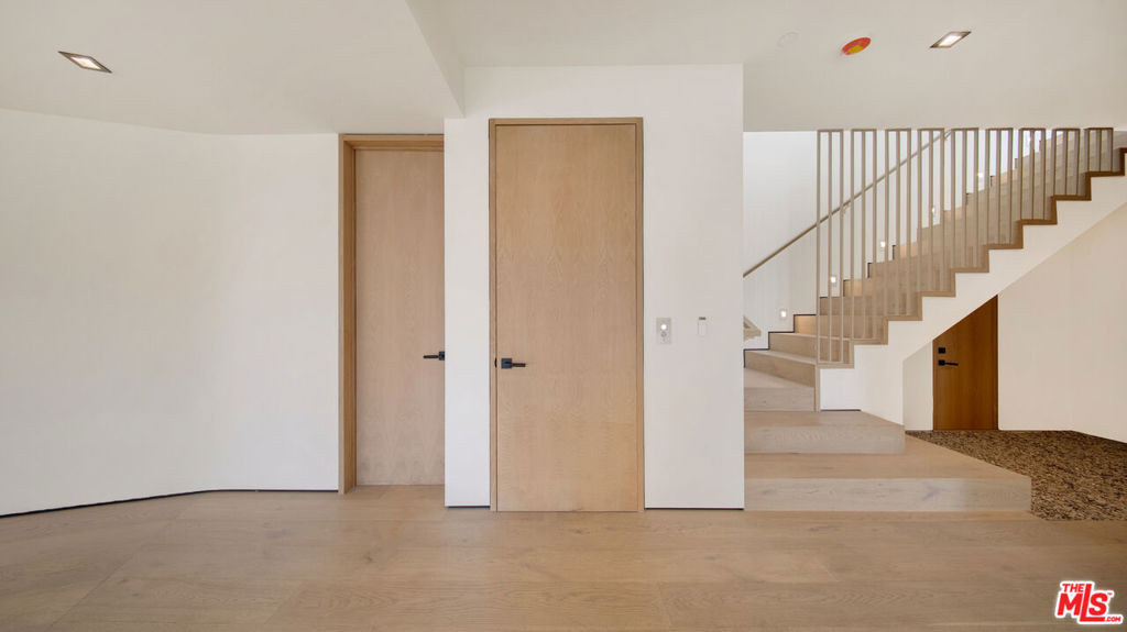 8765 Hollywood Property Photo 63