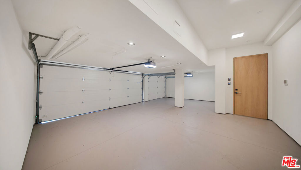 8765 Hollywood Property Photo 64