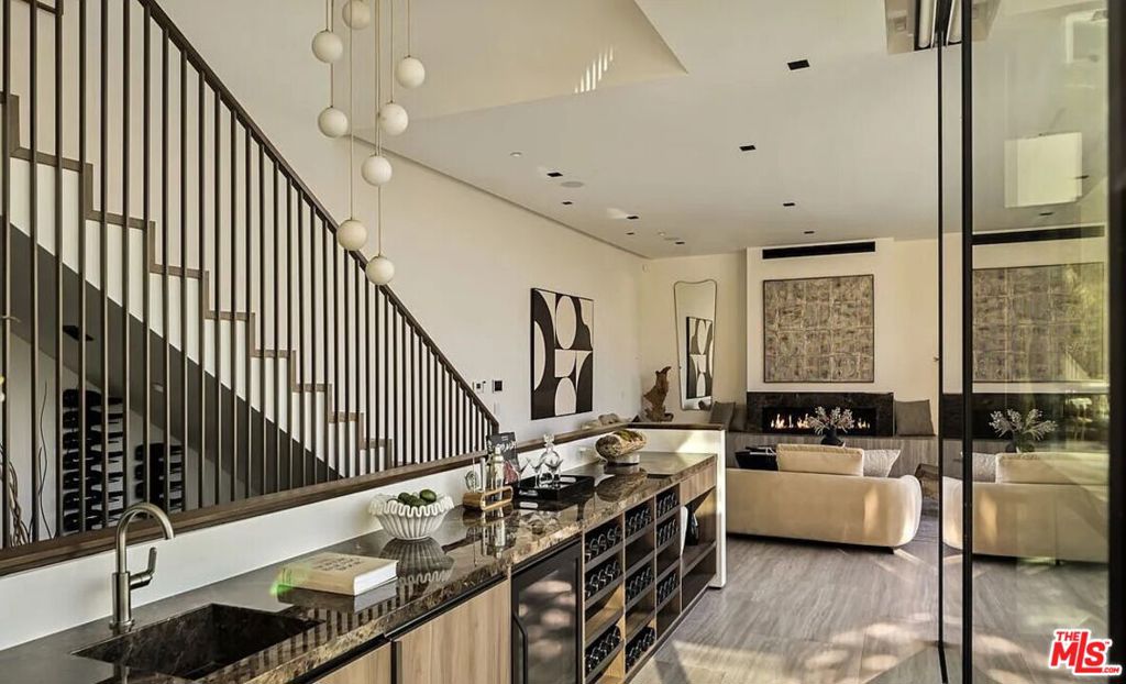 8765 Hollywood Property Photo 69