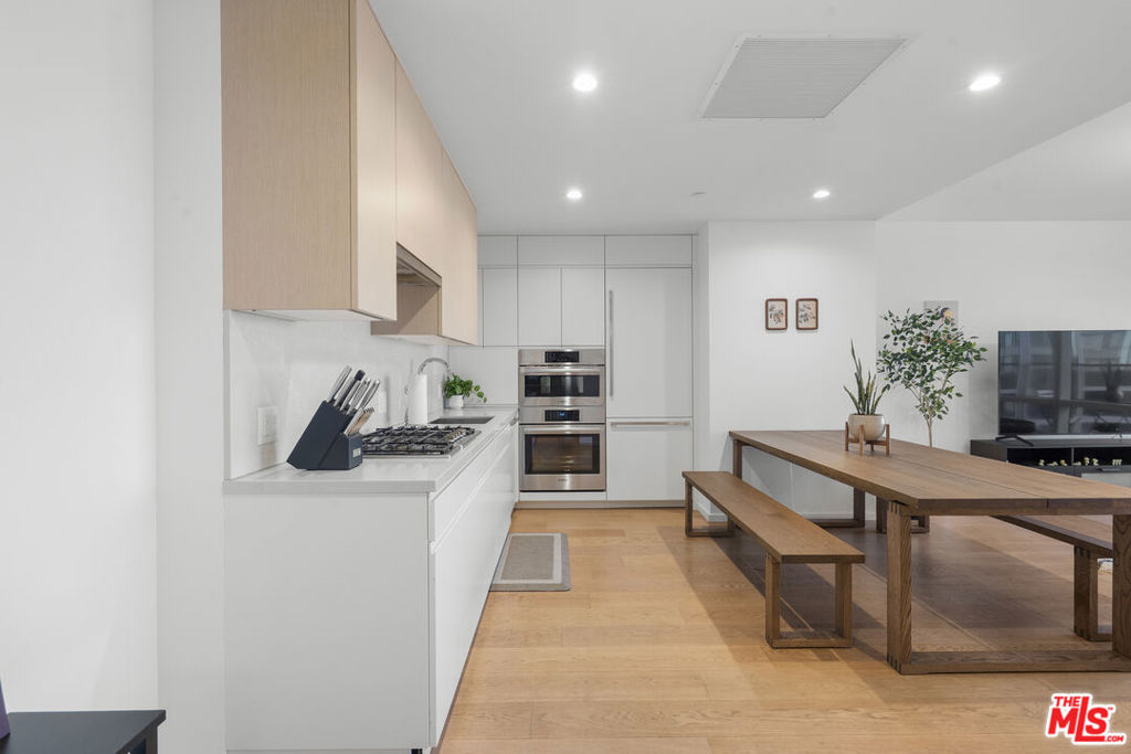 877 Francisco Street 1116 Property Photo 4