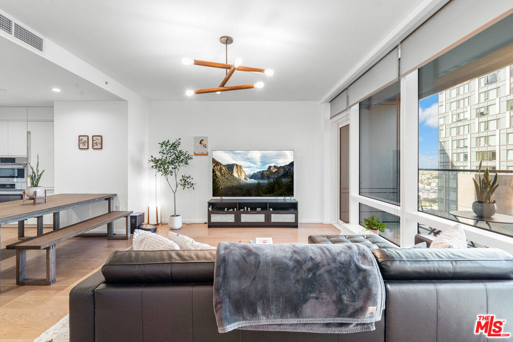877 Francisco Street 1116 Property Photo 6