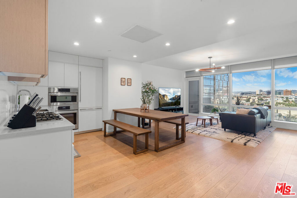 877 Francisco Street 1116 Property Photo 8