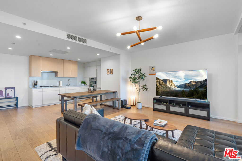 877 Francisco Street 1116 Property Photo 14