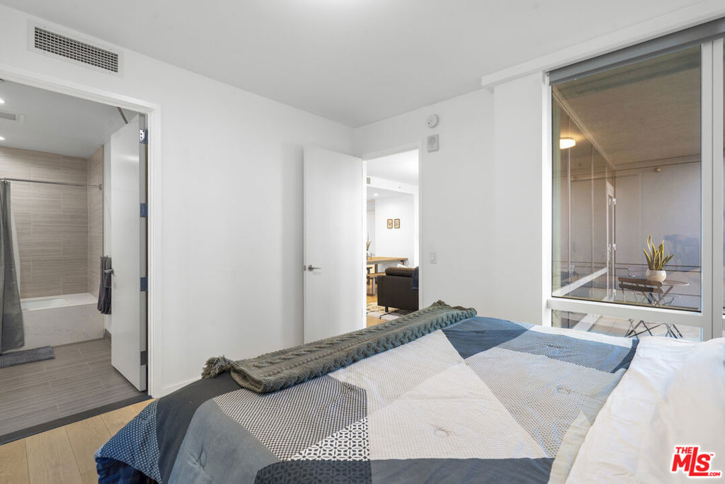 877 Francisco Street 1116 Property Photo 18