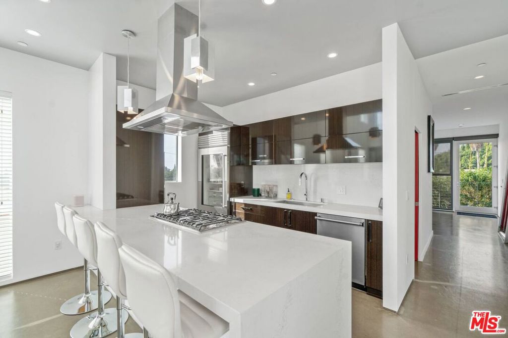 611 N Bronson Avenue 10 Property Photo 4