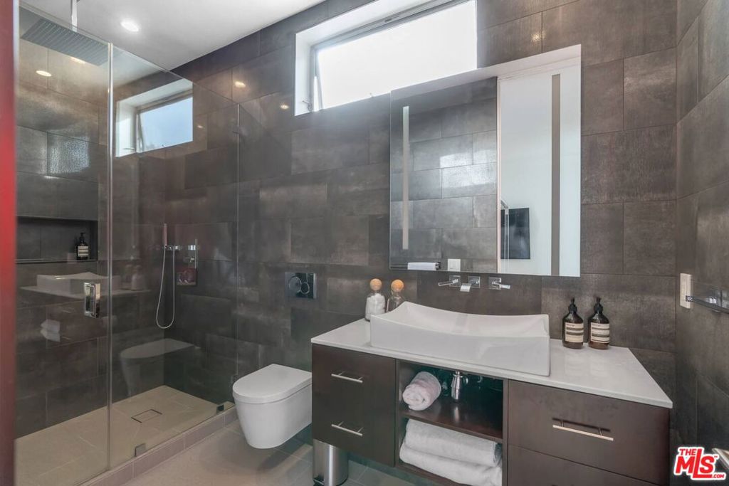 611 N Bronson Avenue 10 Property Photo 15