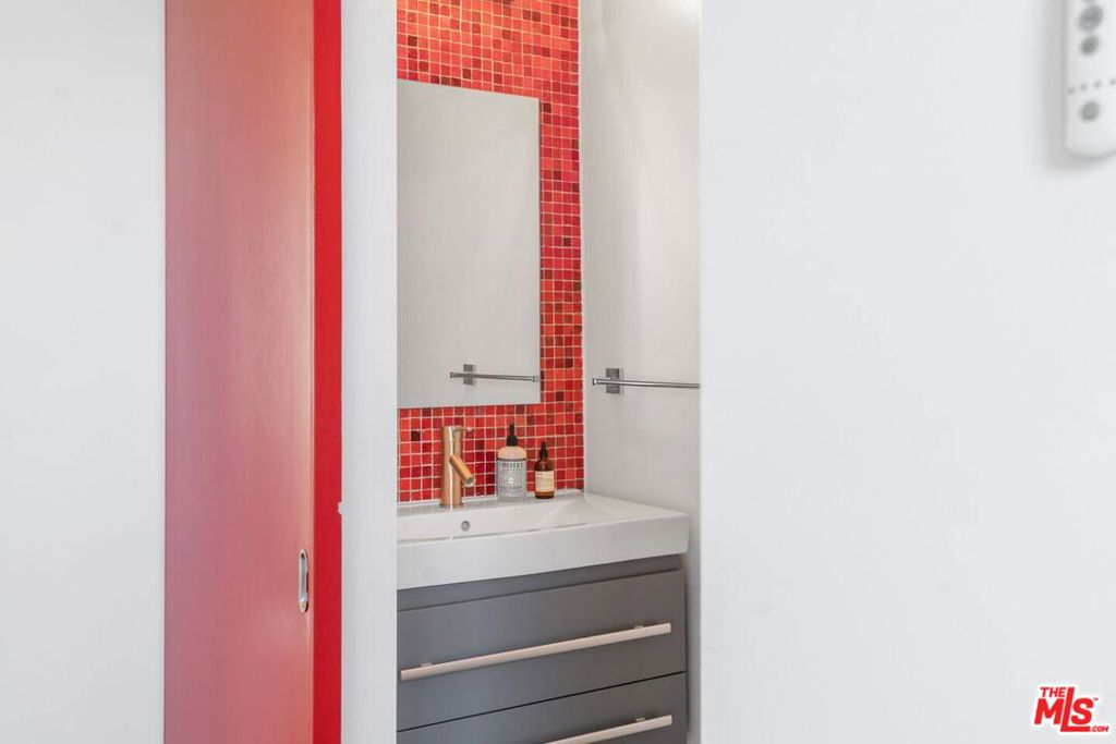 611 N Bronson Avenue 10 Property Photo 20