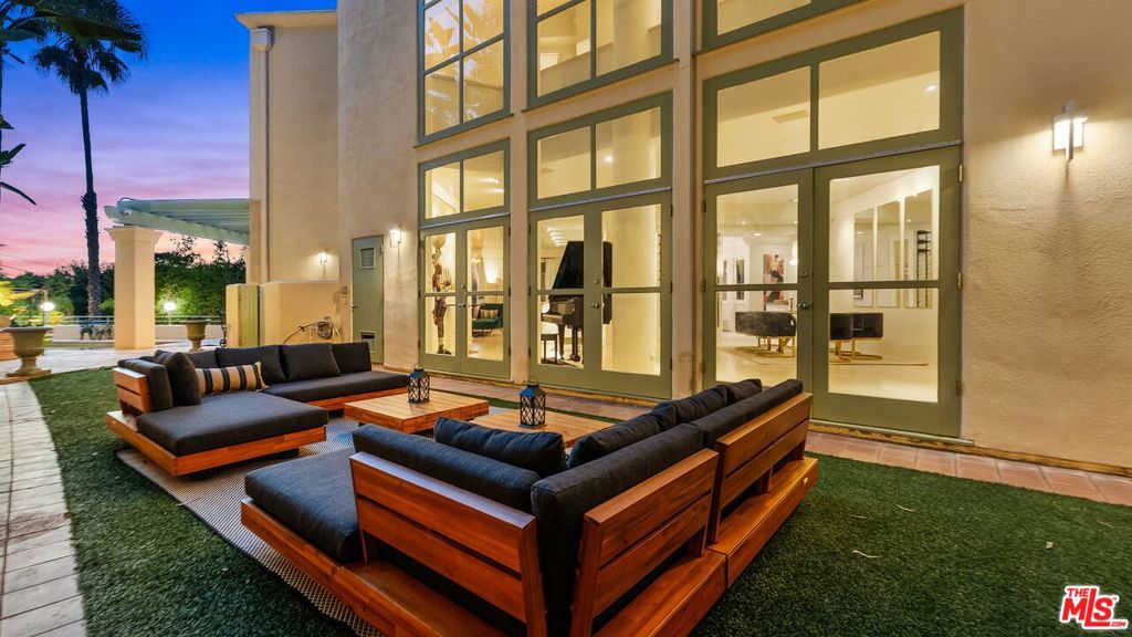 1368 Doheny Place Property Photo 1