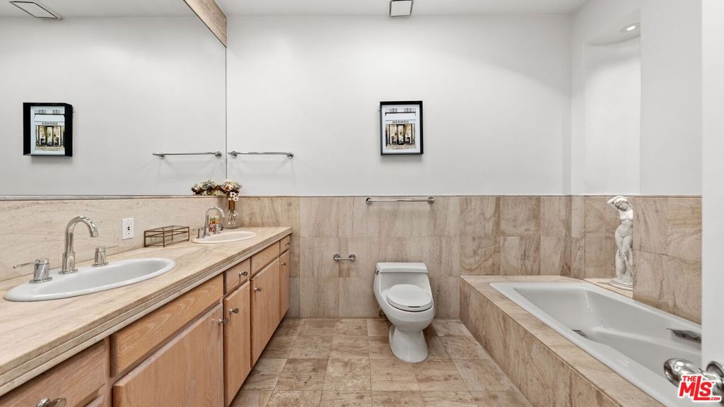 1368 Doheny Place Property Photo 17
