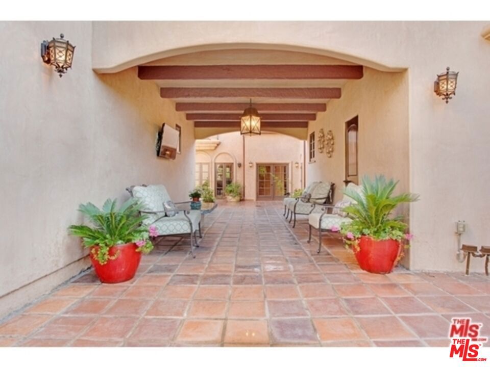 725 N Foothill Road Property Photo 31