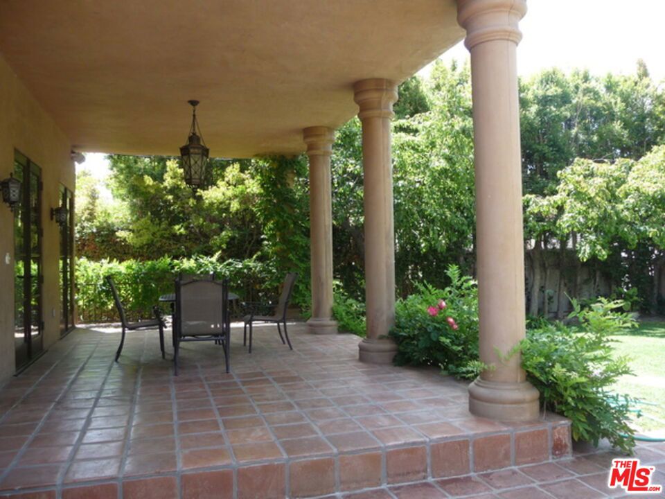 725 N Foothill Road Property Photo 32