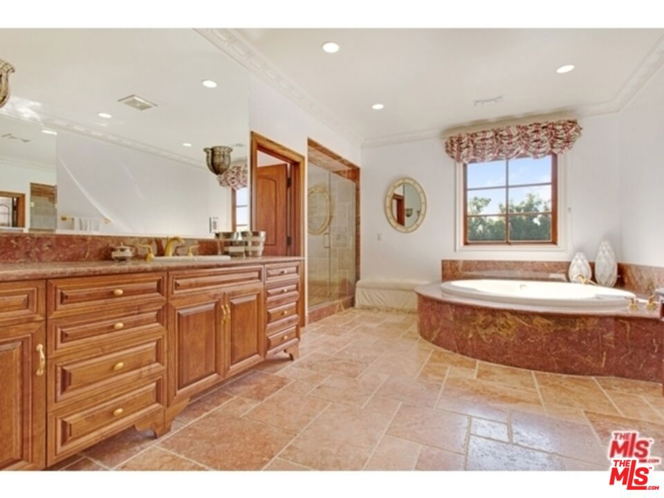 725 N Foothill Road Property Photo 35