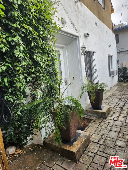 1028 N Hayworth Avenue Property Photo 4
