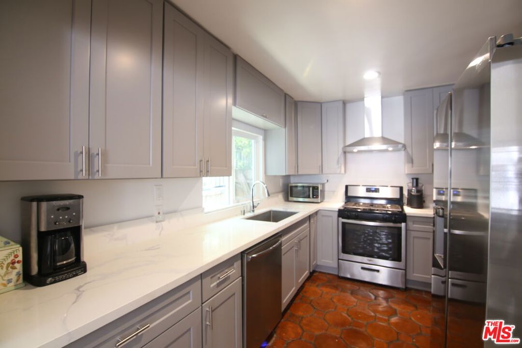 1028 N Hayworth Avenue Property Photo 19