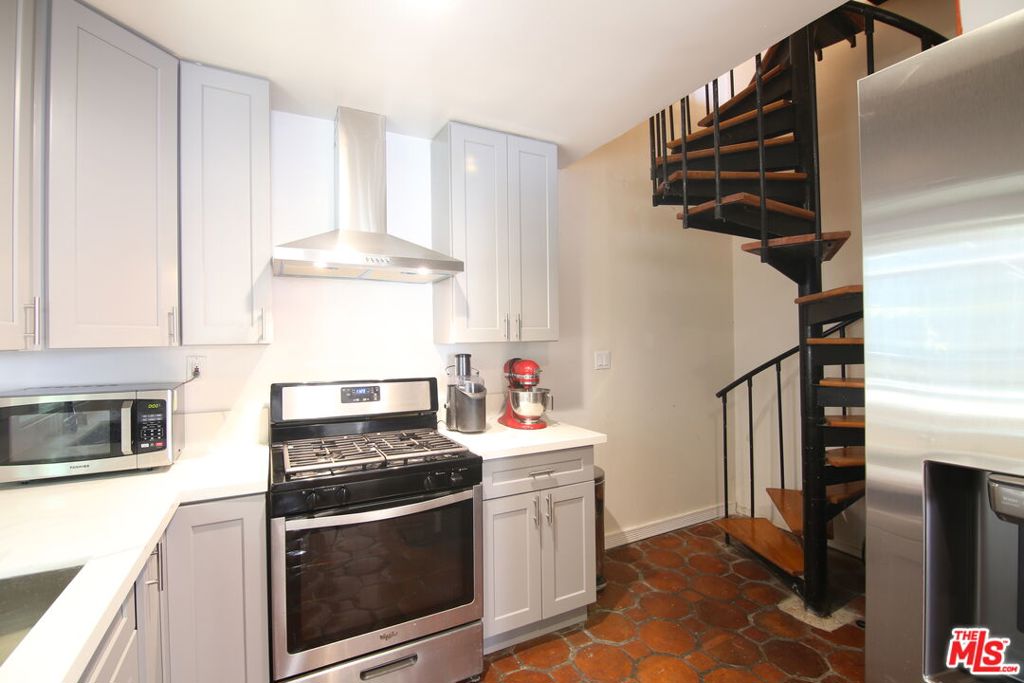 1028 N Hayworth Avenue Property Photo 20