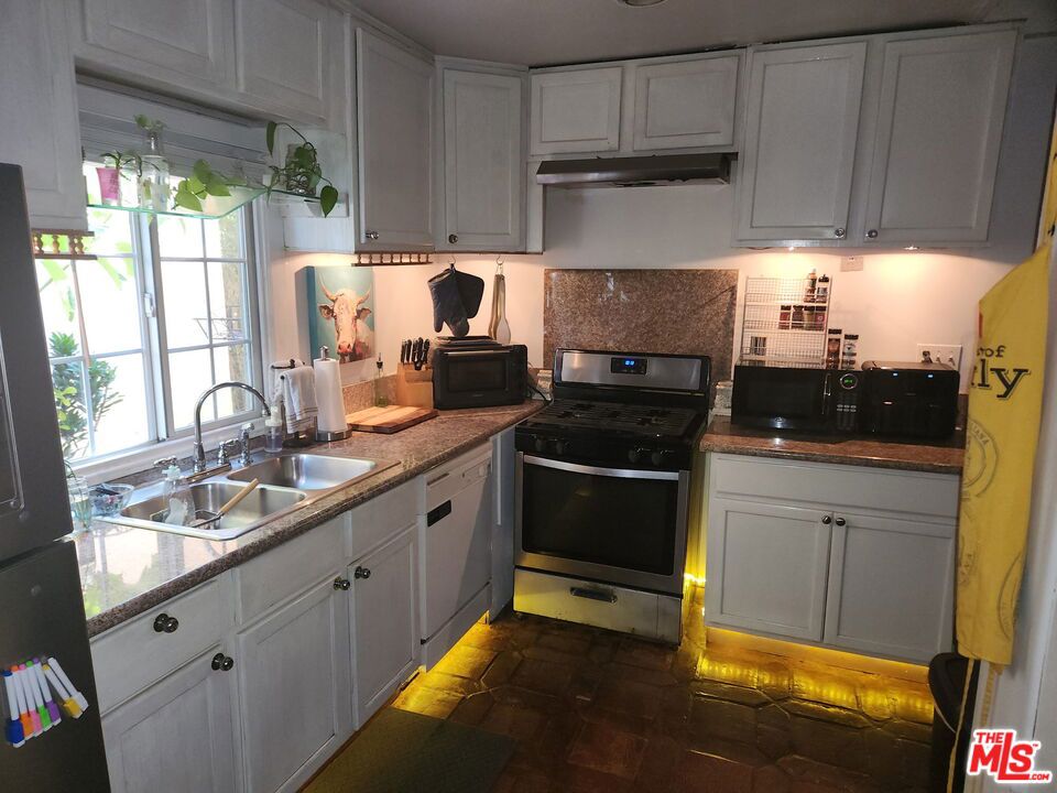 1028 N Hayworth Avenue Property Photo 27