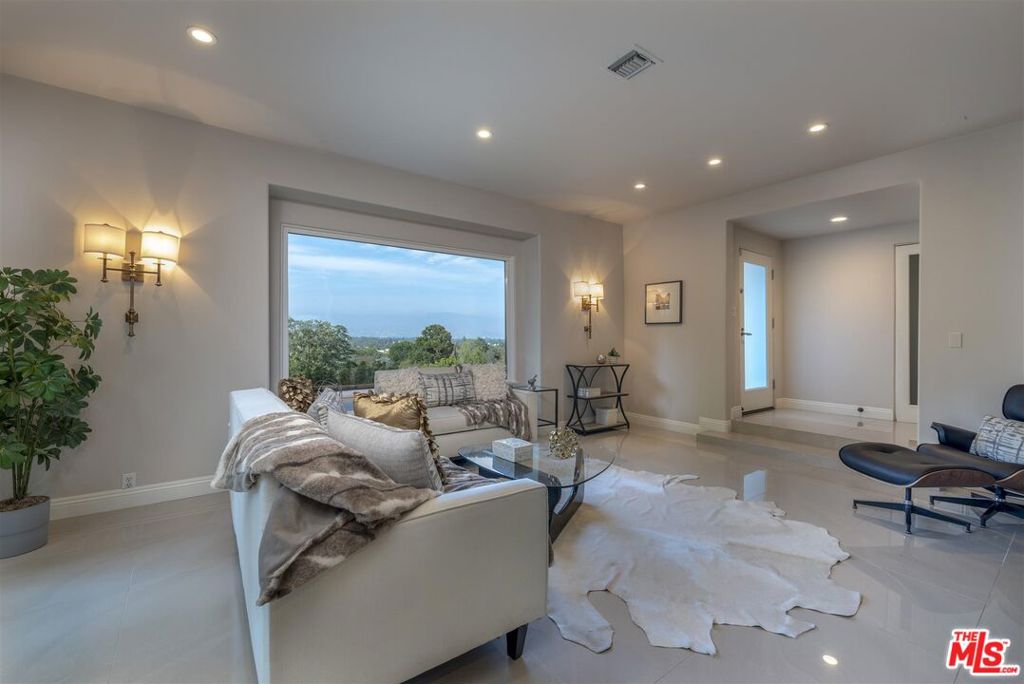13480 Contour Drive Property Photo 3