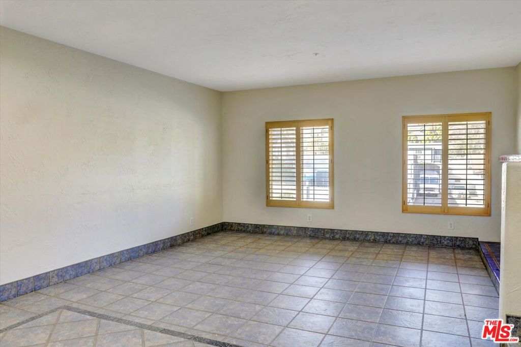 630 E Walnut Street Property Photo 2