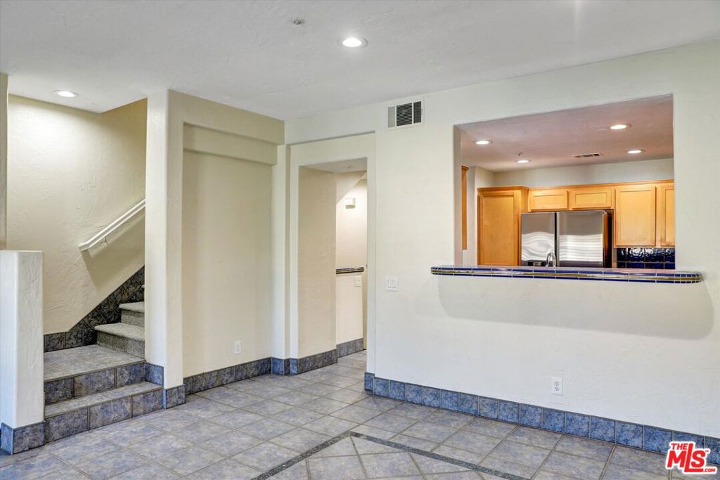 630 E Walnut Street Property Photo 4