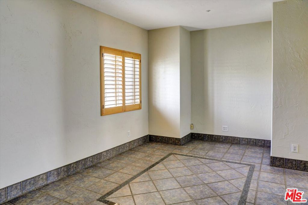 630 E Walnut Street Property Photo 6
