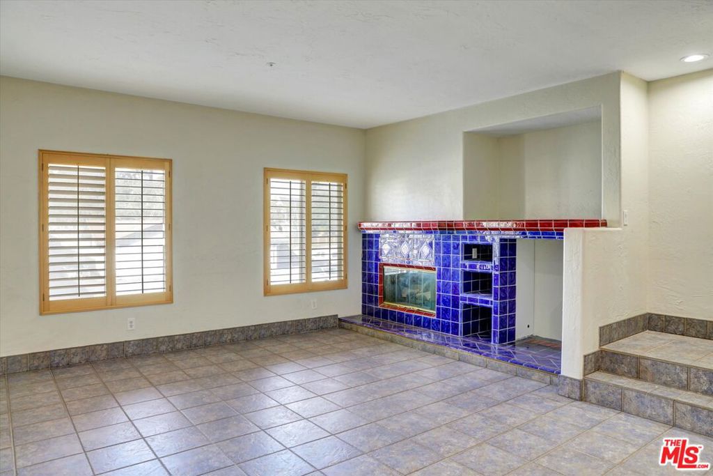 630 E Walnut Street Property Photo 9
